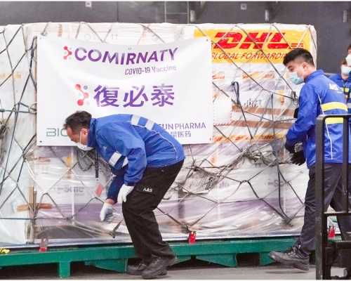 最新一批約42.2萬劑復必泰疫苗付運抵港。資料圖片