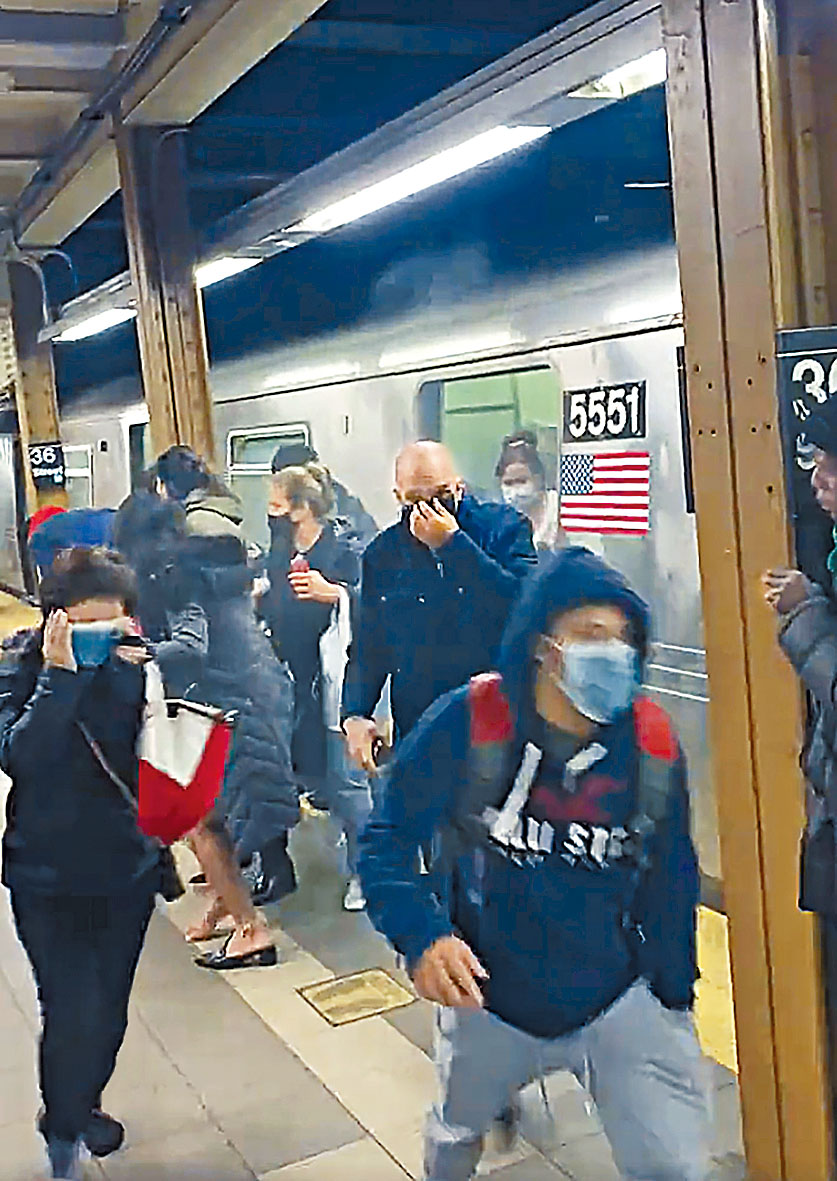 紐約地鐵發生槍擊案，出事車廂冒煙，乘客慌忙竄逃到月台。