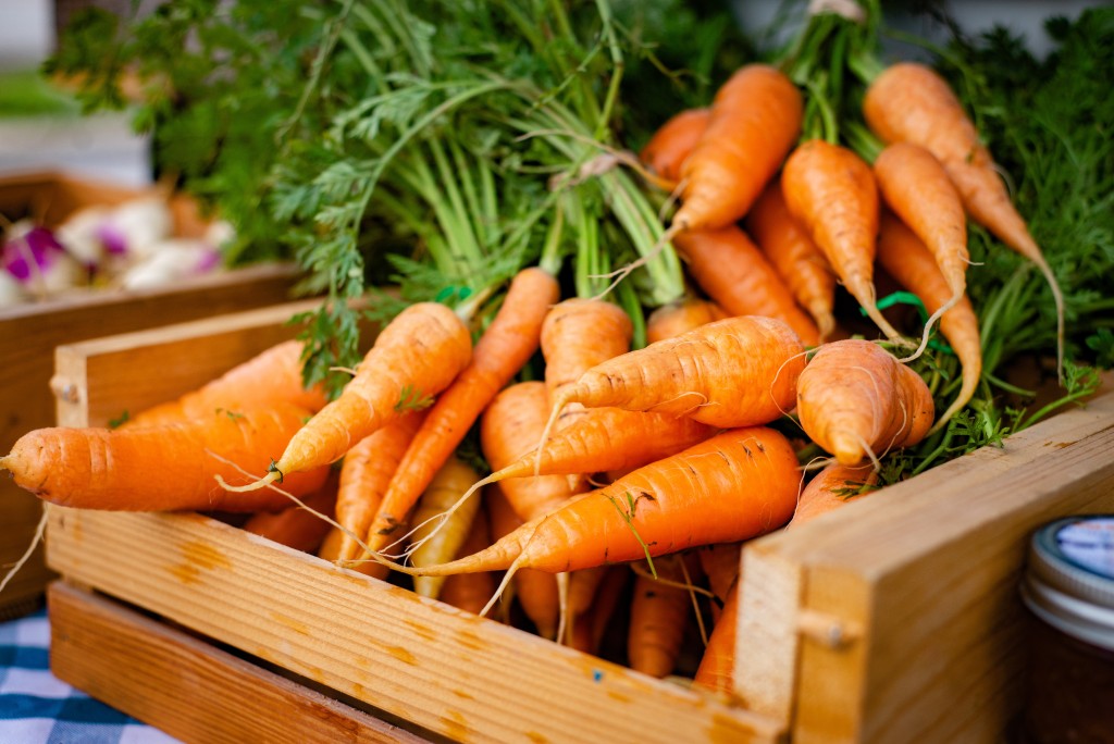 多吃芹菜、茼蒿、西紅柿、蘿蔔、橙子等具疏肝理氣作用的食物，有助減低性早熟的機會。