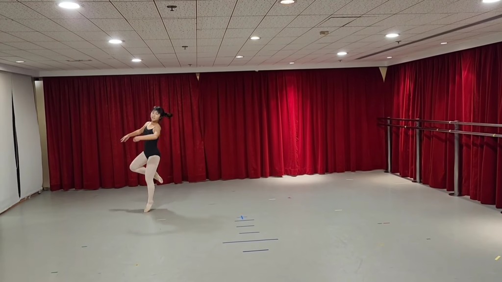 Celine杨铠凝芭蕾舞练习片段截图。