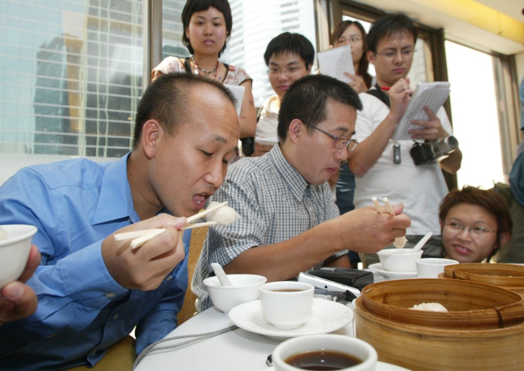 尹三龙出狱第一日与胞兄饮茶。资料图片