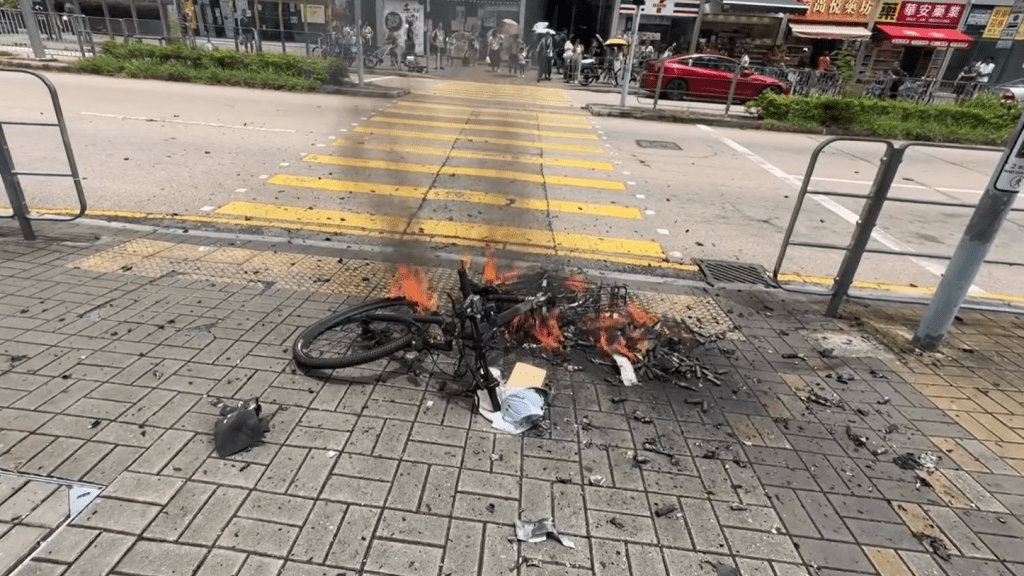 充電池疑已爆開,內部一節節小電池散落路面。Threads: 充電池疑已爆開,內部一節節小電池散落路面。Threads: