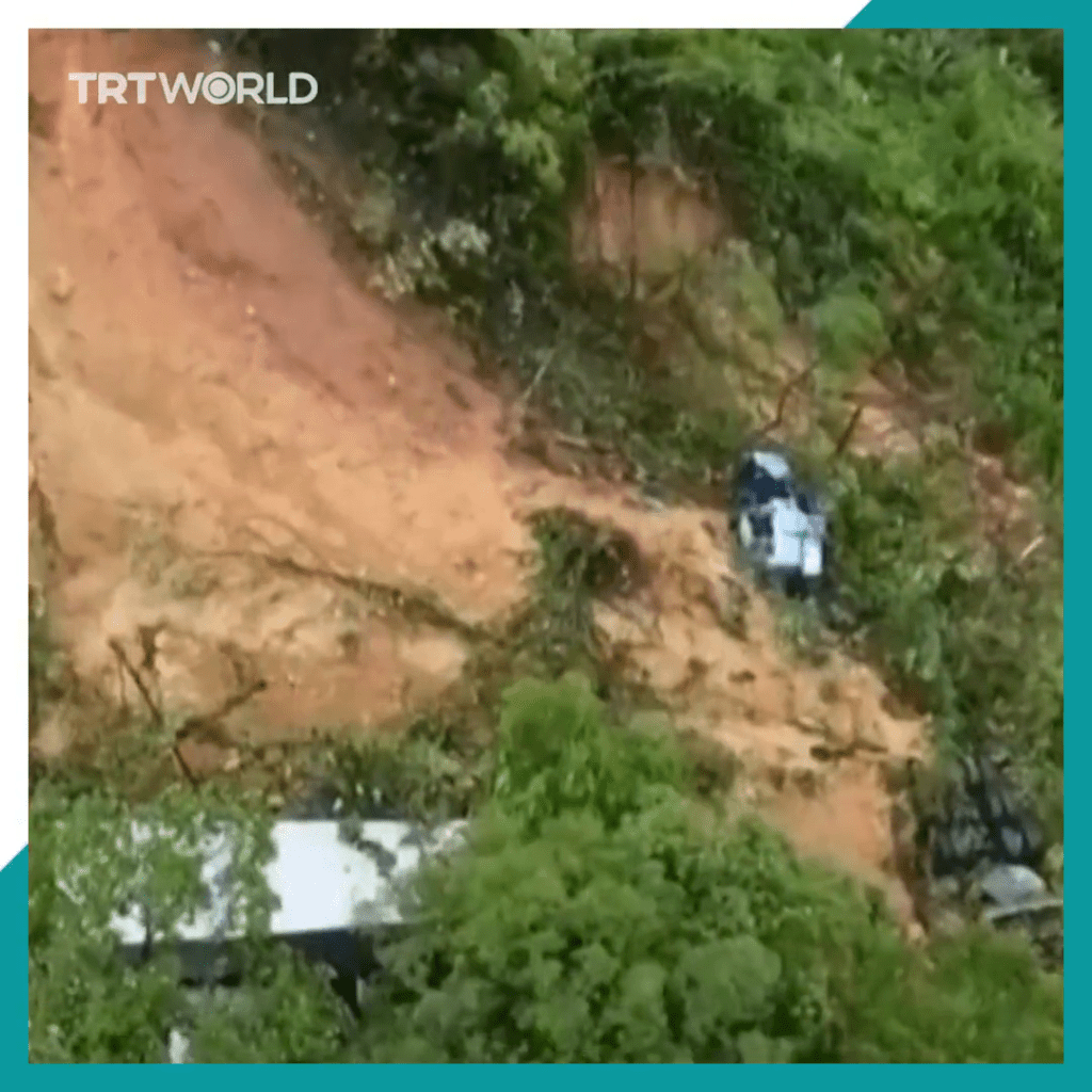 此画面可见有汽车被冲落斜坡下方。