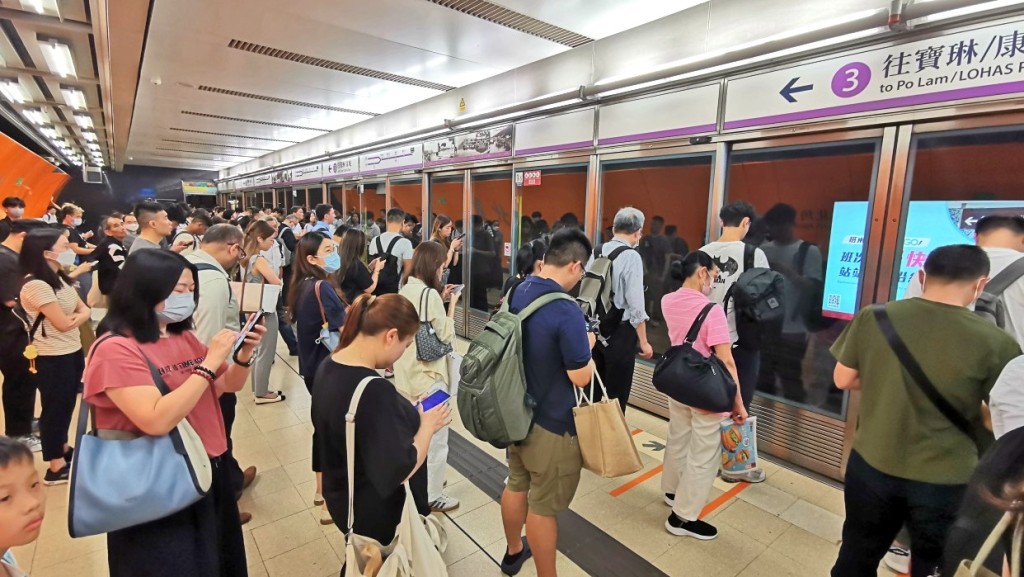 港鐵北角站有信號設備運作不暢順,來往北角站及寶琳或康城站的行車時間預計需要額外5-8分鐘。戚偉達攝 港鐵北角站有信號設備運作不暢順,來往北角站及寶琳或康城站的行車時間預計需要額外5-8分鐘。戚偉達攝