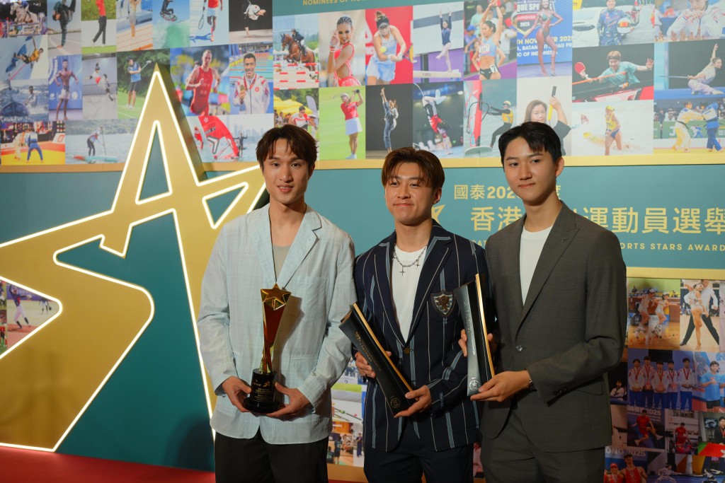 Ryan(左)跟吳諾弘(中)及梁千雨(右)以及有事早走的張家朗是去年全運會男花團體金牌功臣，大熱奪最佳運動組合獎。蘇正謙攝