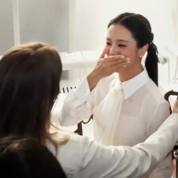 Jisoo遇上品牌已故全球公關總監Mathilde Favier的女兒Heloise，二人甫見面就眼濕濕。