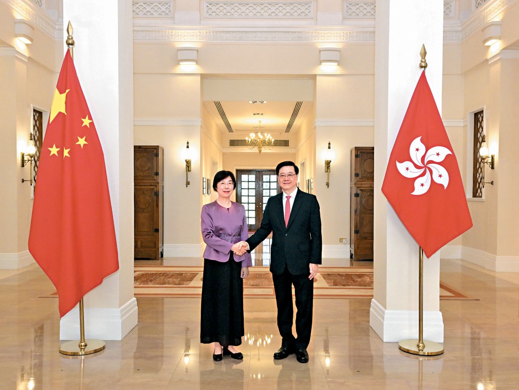 行政長官李家超在禮賓府與亞洲基礎設施投資銀行行長鄒加怡（左）會面。