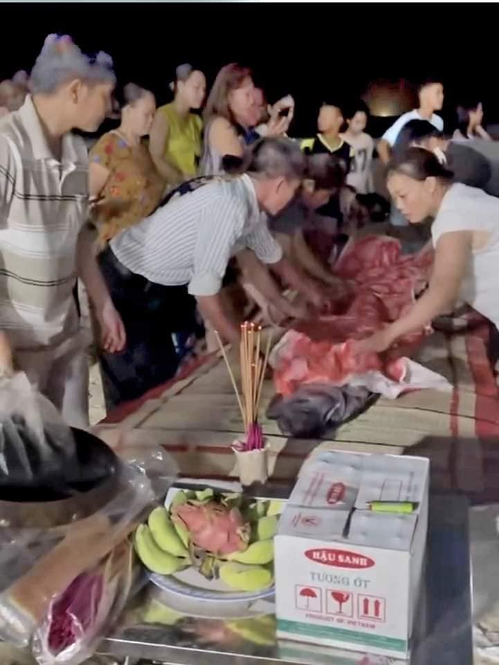 当地民众按传统习俗进行鱼葬仪式。 facebook