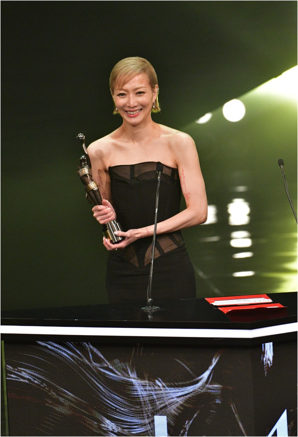 鄭秀文憑電影《流水落花》榮獲《第41屆香港電影金像獎》影后寶座。