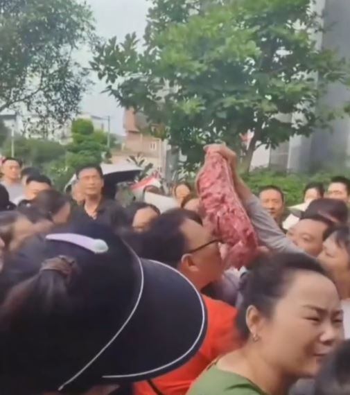 家長圍堵校門外，追究飯堂疑使用劣質豬肉。抖音＠福海揚帆