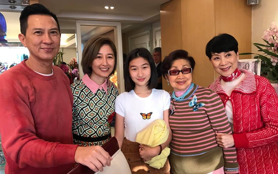 張童跟父母與仙姐、陳寶珠合照。（臉書圖片）