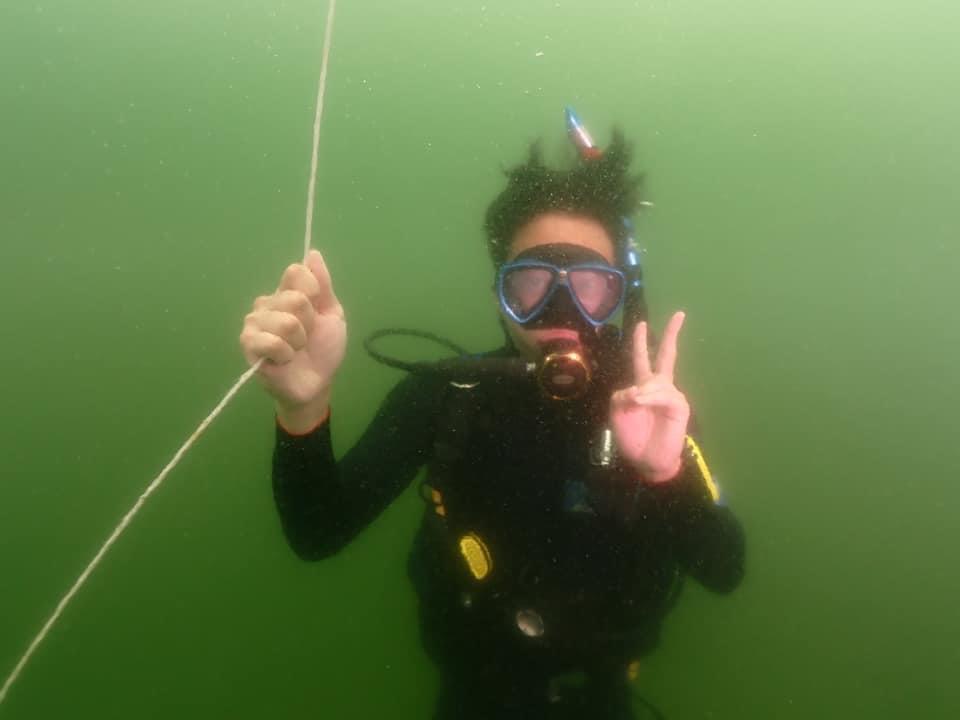 坤哥在海中高举胜利手势。