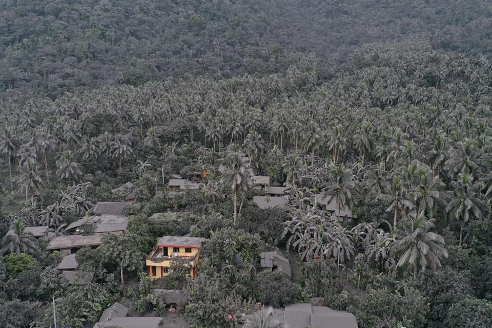 附近村庄的房舍被火山灰覆盖。互联网图片