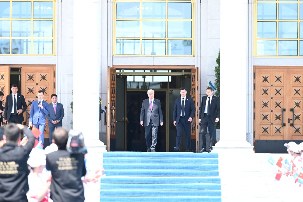 哈萨克斯坦斯坦总统托卡耶夫亲自到机场迎接。（新华社）