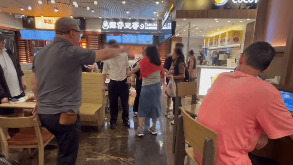 最後，一名熱心市民試圖平息紛爭，上前勸雙方「坐低，坐低，唔好嘈」。