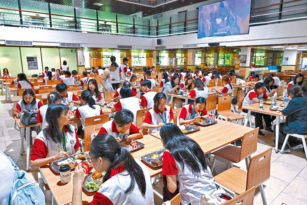 同学们在深圳大学学生食堂「听荔」食早餐和交流,感受校院气氛。