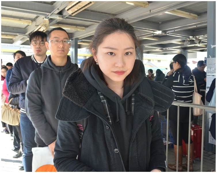 要坐的士返中大的姓徐女大學生。林思明攝