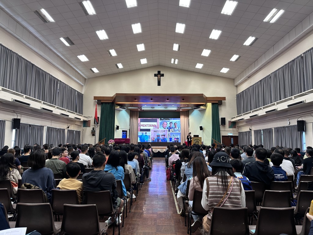 圣若瑟书院今举行两场中一入学讲座，吸引约千名家长到场取经。卢嘉颍摄