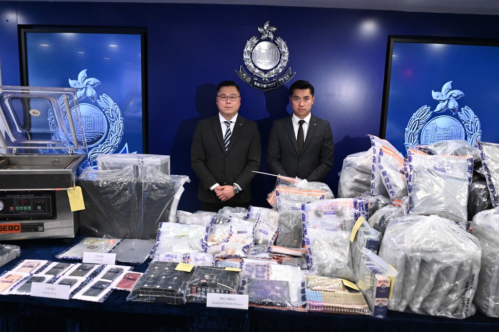 毒品調查科署理高級警司關駿軒（圖左）及高級督察何灝庭講述案情。