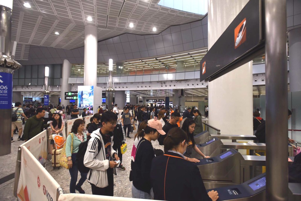 大批內地旅客離港。
