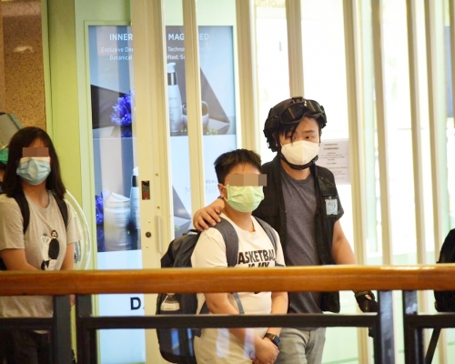 海港城內兩名男女被帶走。