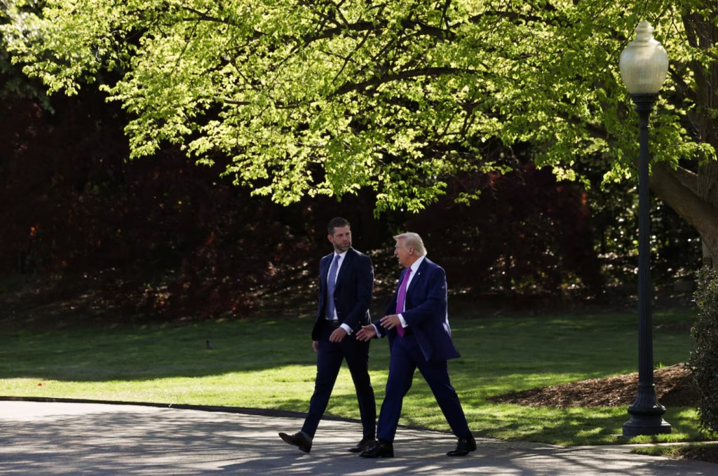 美國總統特朗普下月將對中國進行國事訪問，其次子埃里克（Eric Trump）及其妻勞拉（Lara Trump）確認將隨行，引發關注。路透社