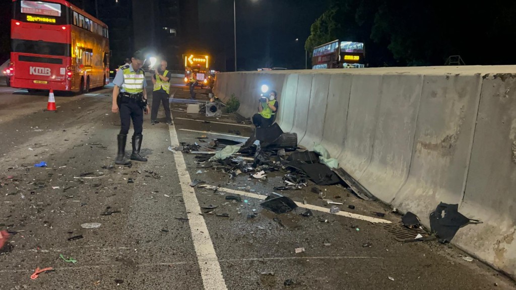 現場遺下大量零件碎片及車軚。曾志恒攝