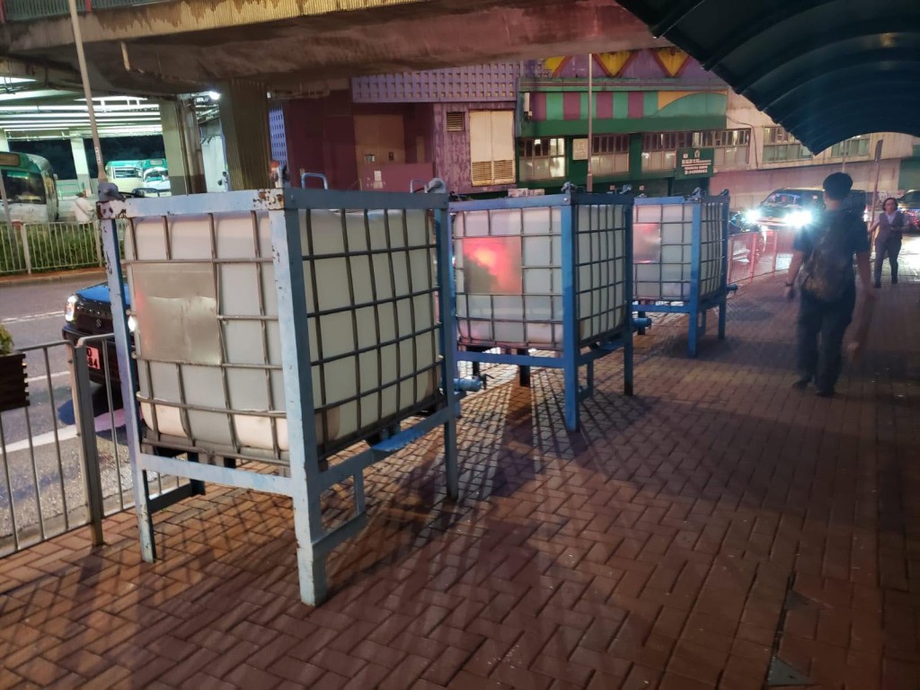 水務署在現場設置16個水箱，同時已增派兩架水車到達受影響大廈附近，以方便相關居民及商戶取用臨時食水。fb「滴惜仔」圖片