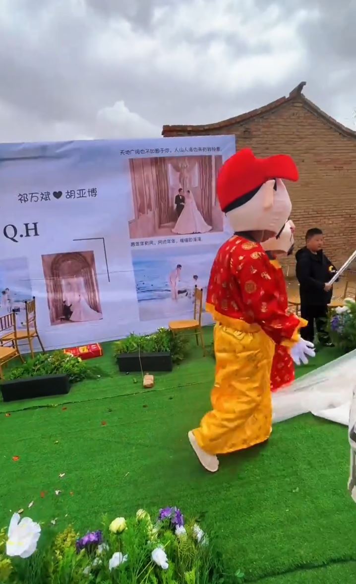 祁万斌驾车1146公里带老婆回甘肃老家举行婚礼的横幅，吸引无数网民献祝福。