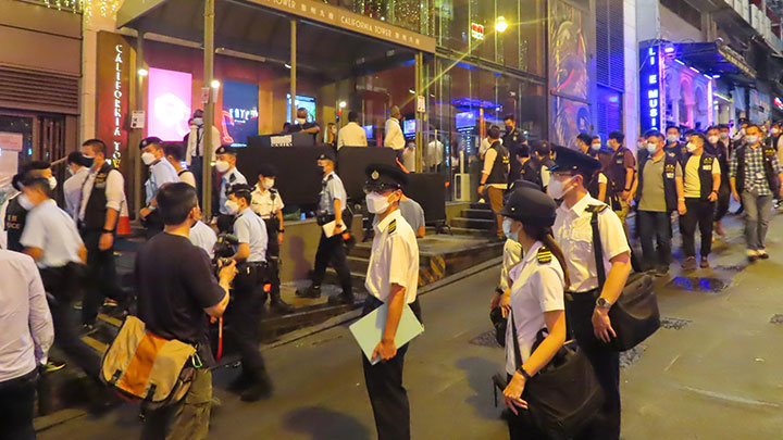 食環署與警方在中西區採取聯合行動,巡查酒吧/酒館等餐飲處所。
