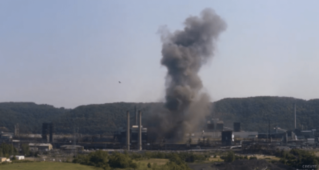當地居民拍攝的手機影片顯示，廠房爆炸後有黑色煙柱直衝雲霄。路透社