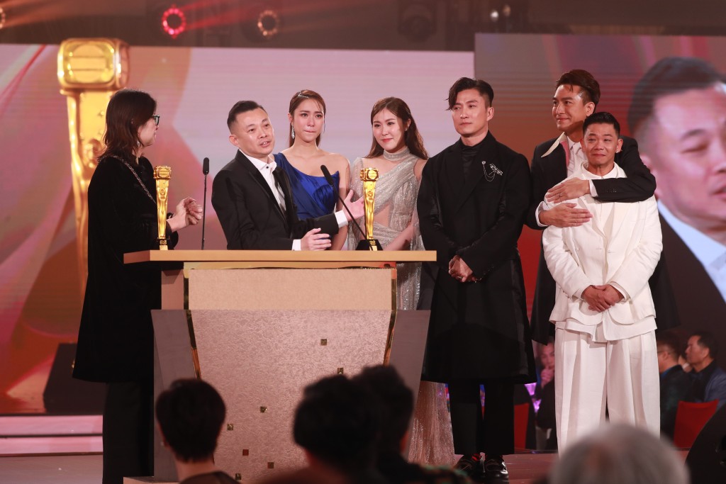 《隐形战队》获得「马来西亚最喜爱TVB剧集」，一班演员与监制文伟鸿一同上台攞奖。