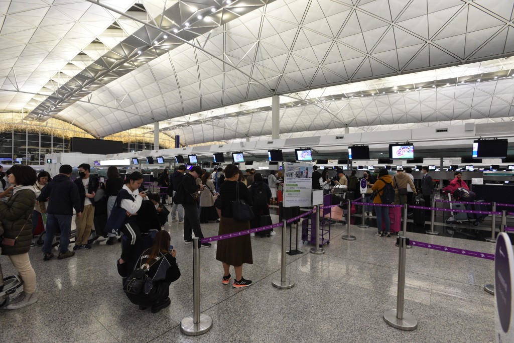 鄧炳強表示不會考慮在機場應用「無感通關」。資料圖片