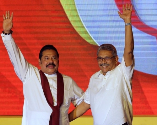 斯里兰卡新总统戈塔巴耶·拉贾帕克萨（右）宣布任命兄长马欣达·拉贾帕克萨为新总理。AP