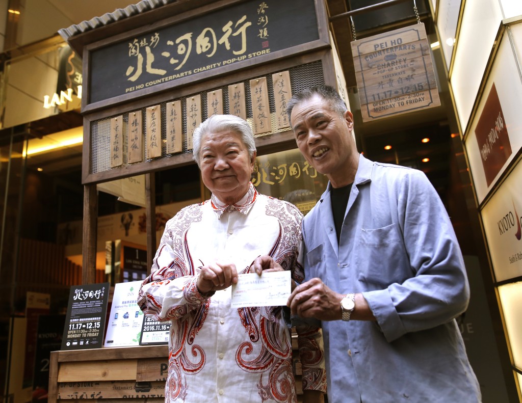 「北河同行‧蘭桂坊慈善義賣限定店」義賣活動,蔡瀾亦到場支持,並捐出港幣十萬元給予明哥作慈善用途。資料圖片 「北河同行‧蘭桂坊慈善義賣限定店」義賣活動,蔡瀾亦到場支持,並捐出港幣十萬元給予明哥作慈善用途。資料圖片