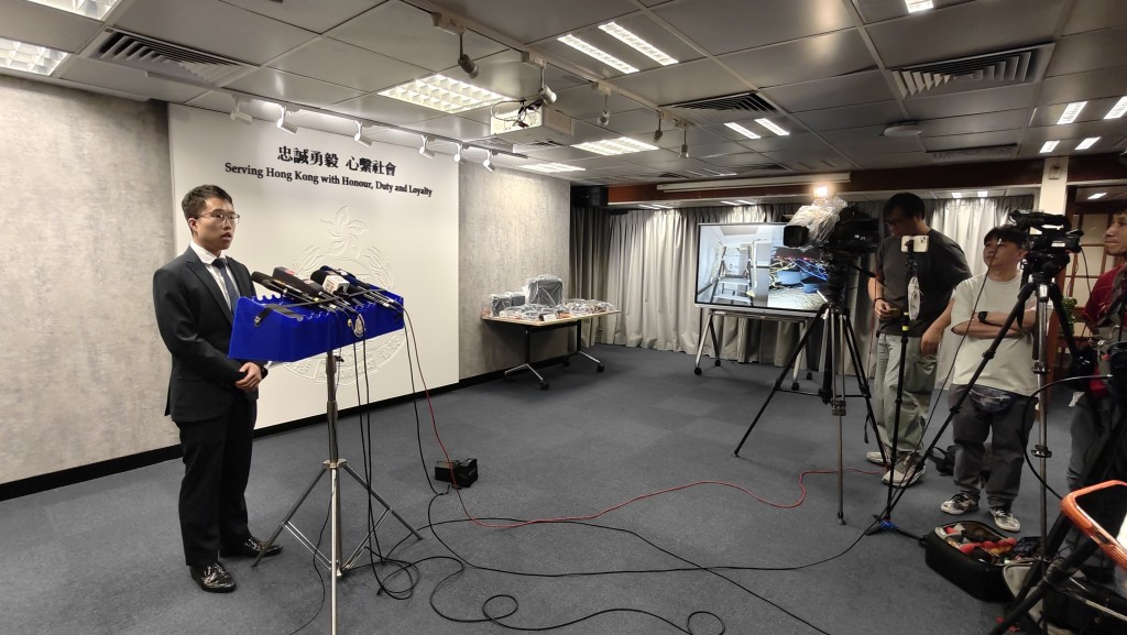 深水埗警區科技及財富罪案組偵緝督察伍梓穎交代案件。黃文威攝 深水埗警區科技及財富罪案組偵緝督察伍梓穎交代案件。黃文威攝