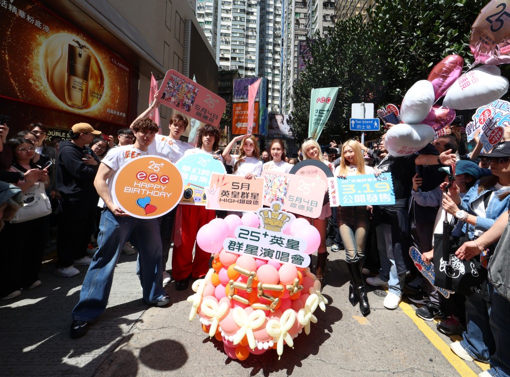 一眾藝人走入鬧市大派 25+ 英皇群星演唱會限定應援扇。 一眾藝人走入鬧市大派 25+ 英皇群星演唱會限定應援扇。