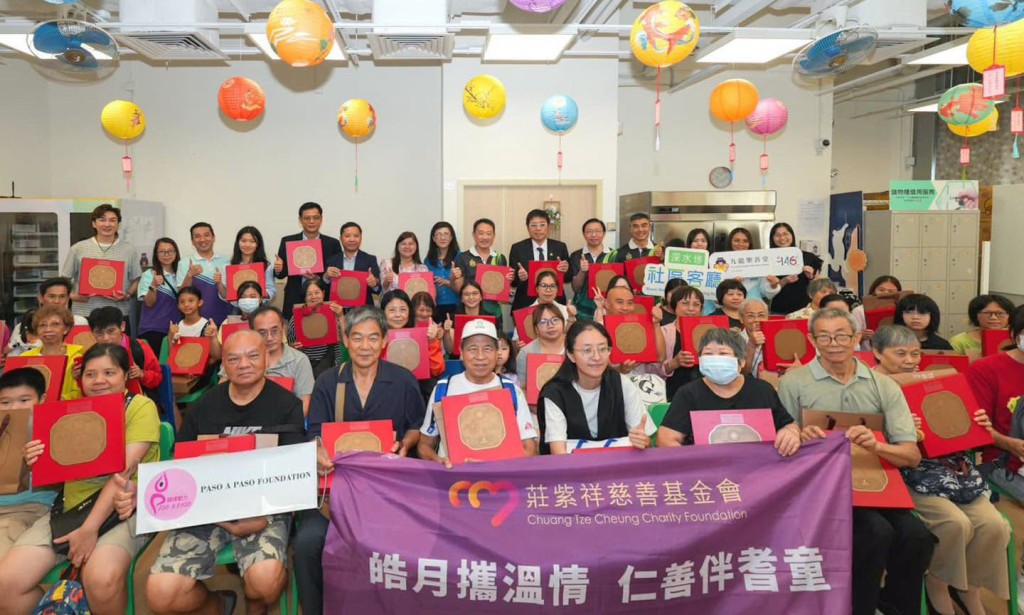 海關義工隊將歡樂將節日氣氛帶到社區。香港海關FB圖片