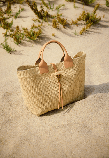 Le Roseau Raffia大号手提袋，采用天然拉菲草一体钩织而成。