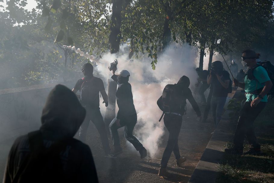 巴黎的游行演变成冲突。