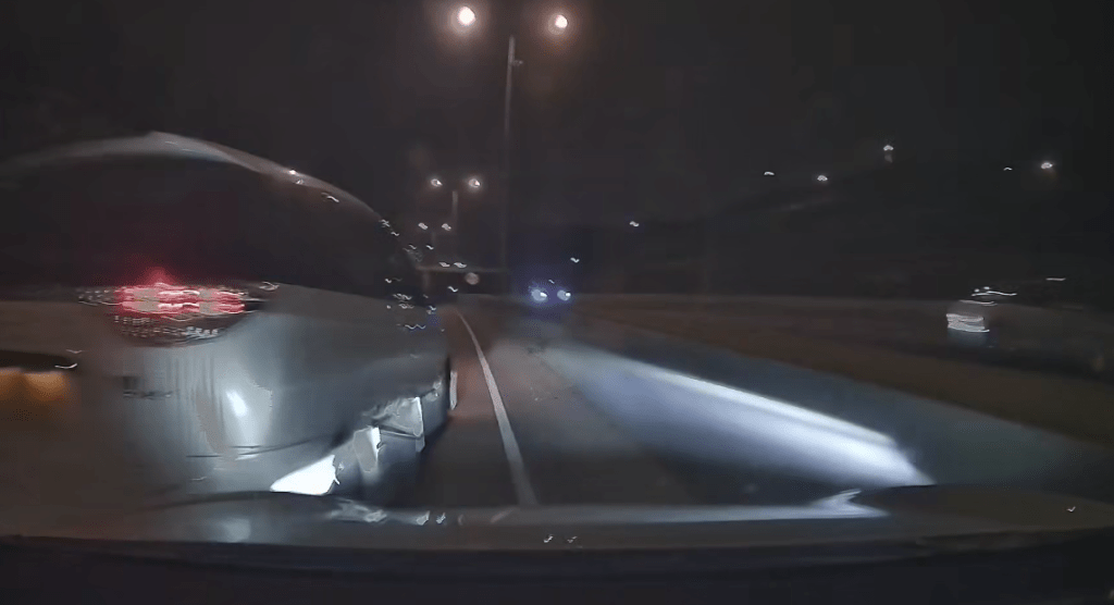 當駛至近丹桂村對開時，一輛豐田「大霸王」七人車從中線駛至，懷疑為了閃避前方另一輛切線車輛而突然向右猛扭軚，直接撞擊片主的私家車。