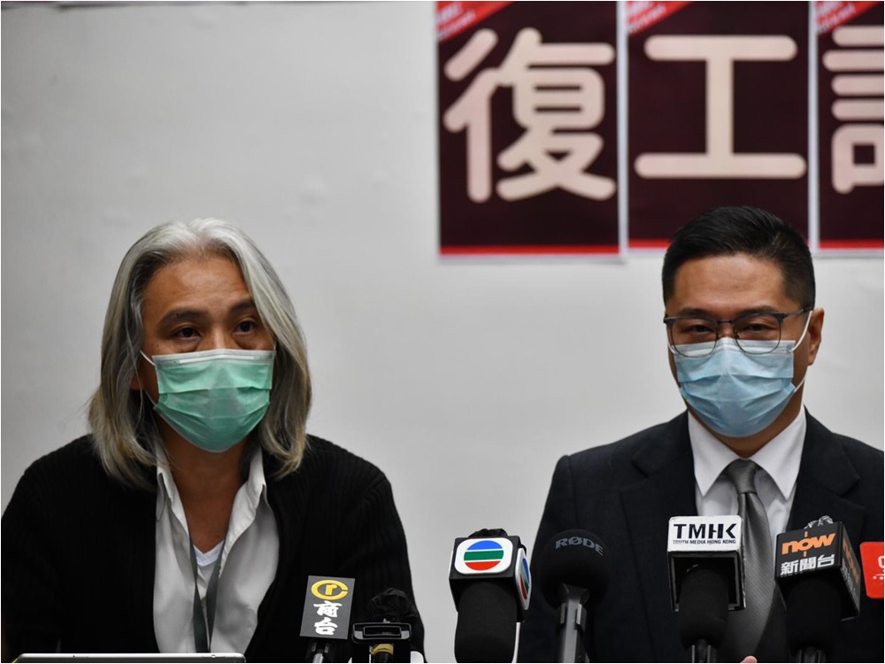 香港美容業總會創會主席葉世雄（左）指業界不可能無了期停業。盧江球攝