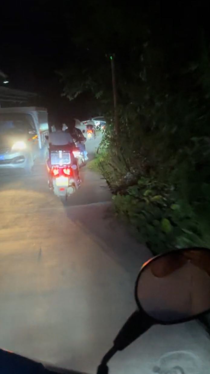 彭水民众自发组成电单车运输队，蚂蚁搬家将生活物资运入安置点。