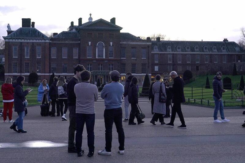 英国民众在肯辛顿宫外聚集。　美联社
