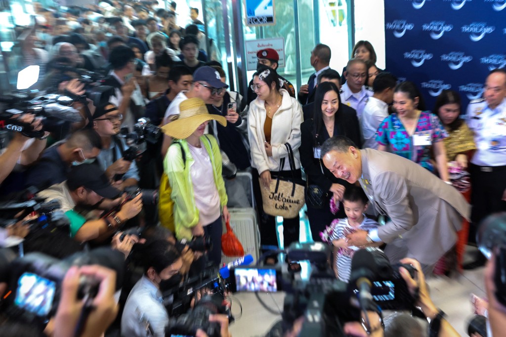 赛塔强调将提升旅游业，吸引外国游客到访。图为他早前在机场亲迎中国游客。路透社