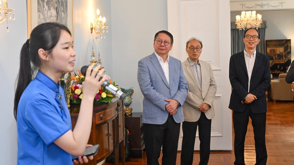 DSE超級狀元古冰心(左)到訪政務司司長官邸，與師弟妹分享成功之道。陳國基FB