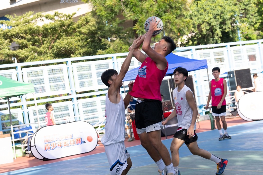 漢華中學球員組成的「街球藝術家(HW)」(粉紅衫)決賽擊敗以拔萃男書院球員為骨幹的「首席」奪冠。公關提供圖片