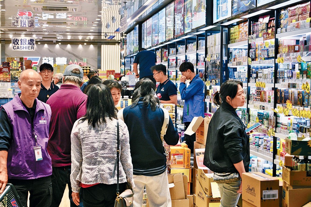 「一簽多行」去年12月恢復實施,吸引大批深圳旅客來港觀光消費。