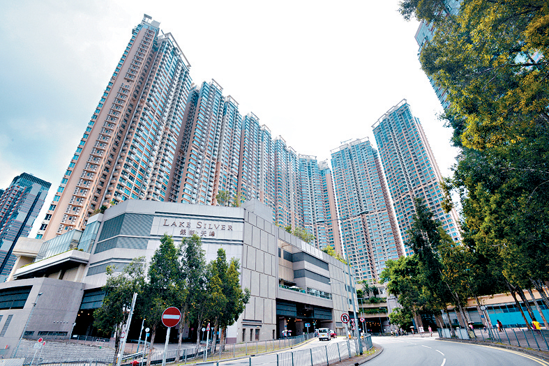 馬鞍山銀湖．天峰一個4房連雙套房連工人套房間隔，持貨16年易手，帳面獲利約657萬或38%。