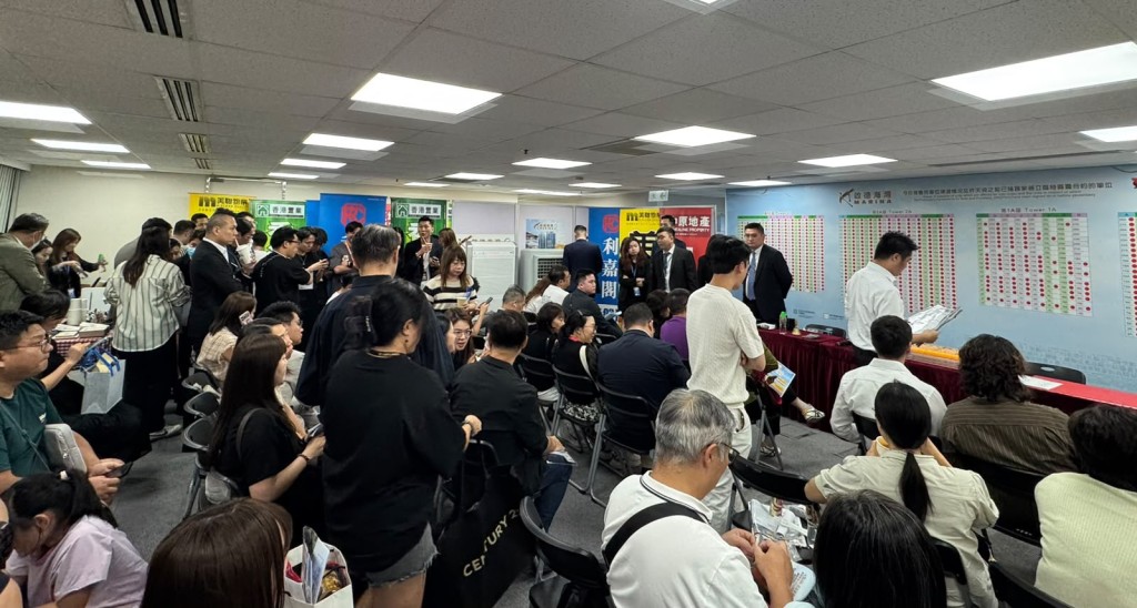 啟德海灣今日單日再錄17宗成交,獲1名實力買家擲逾1,730萬元,一口氣購入3伙1房單位。 啟德海灣今日單日再錄17宗成交,獲1名實力買家擲逾1,730萬元,一口氣購入3伙1房單位。